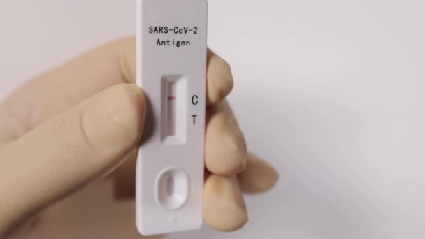 Εμφάνιση ενός Sars Cov2 - Antigen Rapid Test με αρνητικό αποτέλεσμα - No Civid-19 — Αρχείο Βίντεο