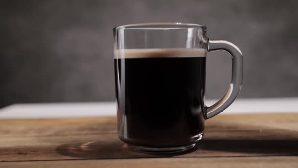 Milch in eine frisch gebrühte Tasse Kaffee gießen - Zeitlupenaufnahme — Stockvideo