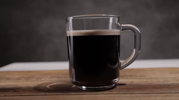 Milch in eine frisch gebrühte Tasse Kaffee gießen - Zeitlupenaufnahme — Stockvideo