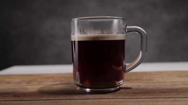Vierta la leche en una taza de café recién hecho - disparo en cámara lenta — Vídeo de stock