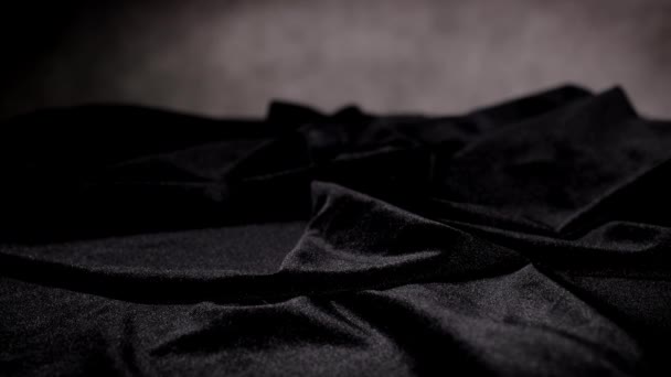 Rode rozen vallen op een zwart fluwelen doek in slow motion — Stockvideo