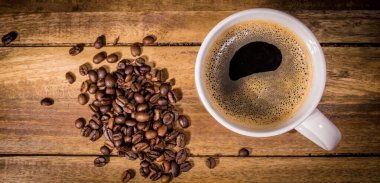 Tahta bir masada taze demlenmiş kahve.