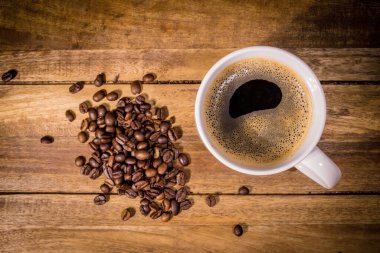 Tahta bir masada taze demlenmiş kahve.