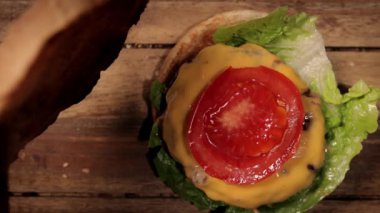 Bir çizburgeri yavaş çekimde hazırlamak - yukarıdan aşağıya görünüm