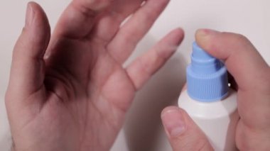 Covid-19 zamanlarında elleri dezenfekte spreyiyle dezenfekte et.
