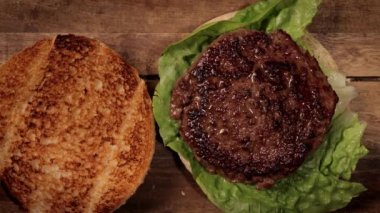 Hamburger ekmeğine salata ve taze et koymak - hamburger hazırlamak
