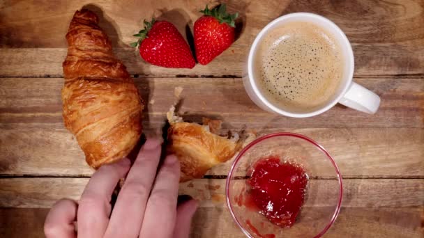 Reggeli asztal kávé croissant-nal és lekvárral — Stock videók