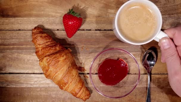 Сніданок з кавовими круасанами та варенням — стокове відео