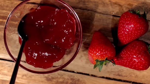 Lahodná jahodová marmeláda v detailu — Stock video