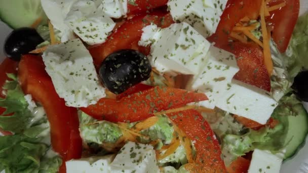 Griekse salade met feta kaas — Stockvideo