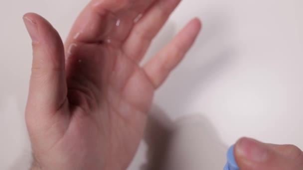 Disinfettare le mani con uno spray disinfettante nei tempi di Covid-19 — Video Stock