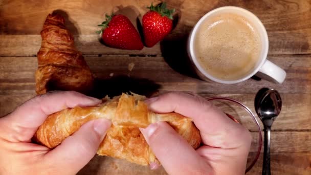 Comer croissants franceses recién horneados para el desayuno — Vídeos de Stock