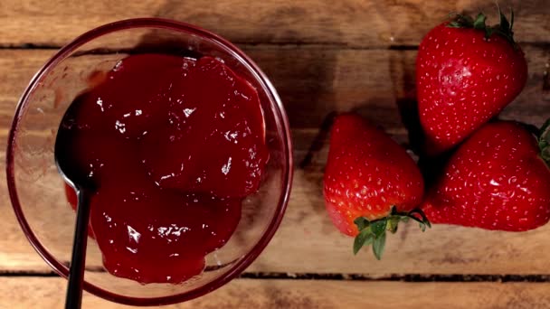 Deliciosa mermelada de fresa en primer plano — Vídeos de Stock