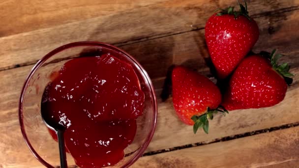 Délicieuse confiture de fraises en gros plan — Video