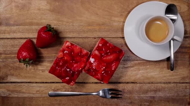 Um pedaço de bolo de morango com uma xícara de café expresso — Vídeo de Stock