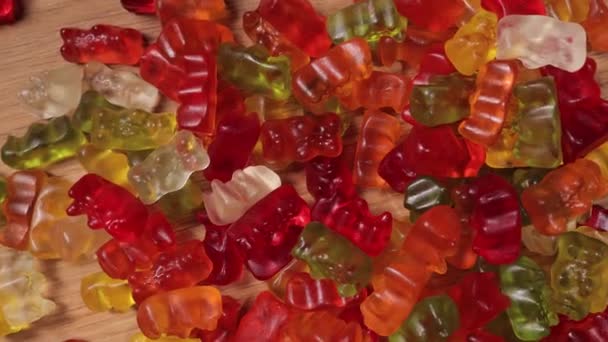 Kleurrijke gummy beren of gelei baby 's in top-down close-up zicht - mooie achtergrond — Stockvideo