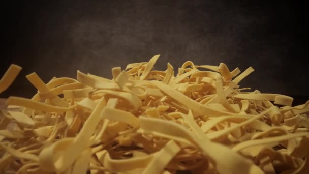 Vista de cerca de la pasta fresca - listo para cocinar — Vídeos de Stock