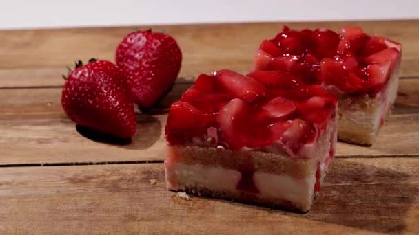 Φρέσκο κέικ φράουλας με κρέμα σε κοντινό πλάνο — Αρχείο Βίντεο