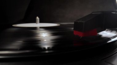 Plak çalar yakın planda - vinil çalıyor