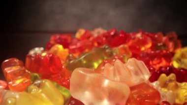 Renkli ayıcıklar ya da jöleli bebekler için makro manzara