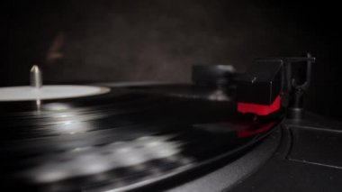 Vinil çalan bir pikabın muhteşem görüntüsü