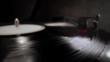 Vinil çalan bir pikabın muhteşem görüntüsü