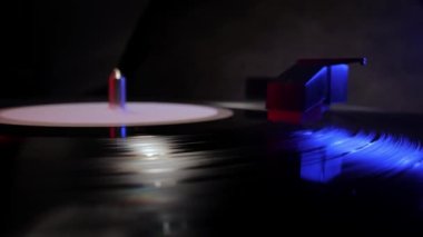 Plak çalar yakın planda - vinil çalıyor