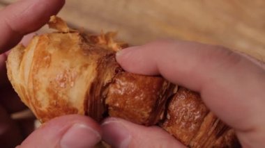 Yakın planda yeni pişmiş kruvasan yemek.