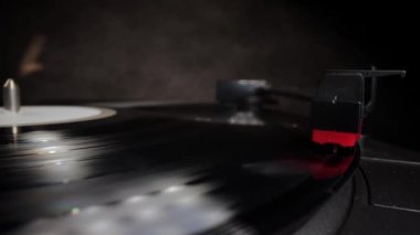 Plak çalar yakın planda - vinil çalıyor