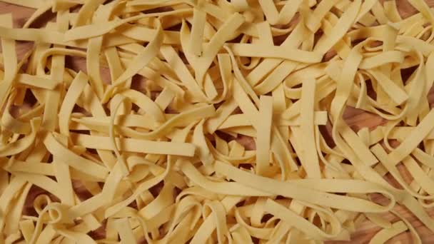 Italiaanse pasta in top-down close-up uitzicht - mooie achtergrond — Stockvideo