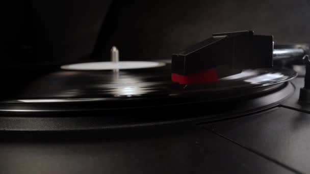 Memainkan vinyl longplay pada pemutar rekaman — Stok Video