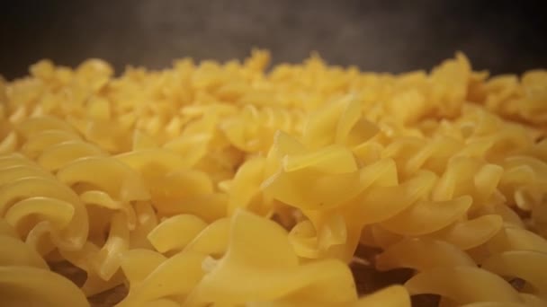 Vista ravvicinata sulla pasta fresca - pronta per la cottura — Video Stock