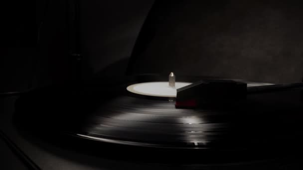 Playing a vinyl longplay on a record player — Stock Video