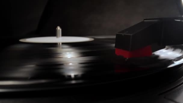 Skivspelare i närbild - spela en vinyl — Stockvideo