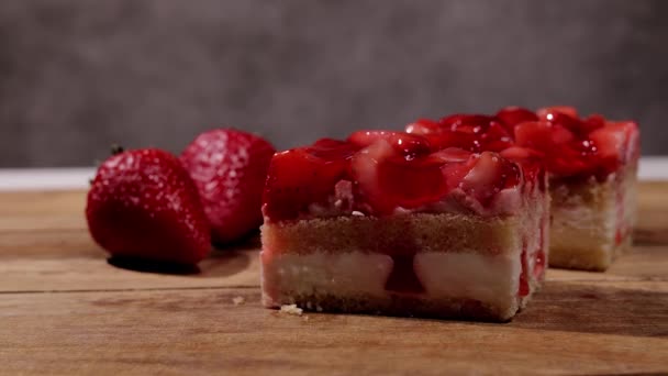 Gâteau aux fraises fraîches avec crème en gros plan — Video