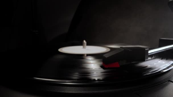 Playing a vinyl longplay on a record player — Stock Video