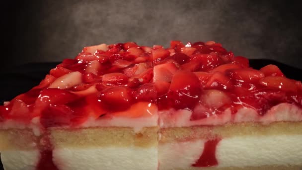 Pastel de fresa fresca con crema en primer plano — Vídeo de stock