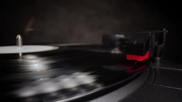Fantastisk utsikt över en skivspelare som spelar en vinyl — Stockvideo