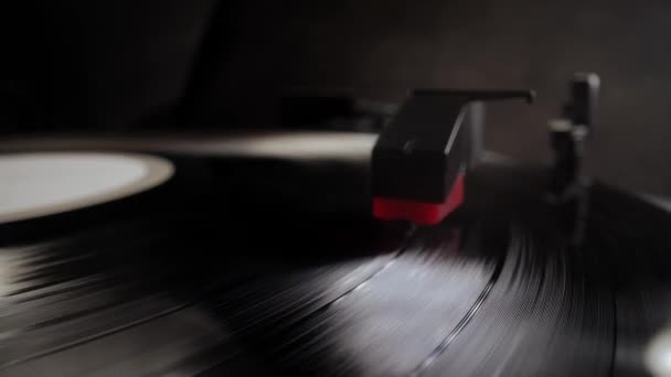 Spiller vinyl longplay på en platespiller – stockvideo