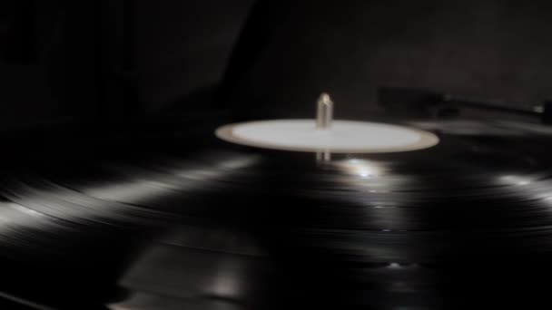 Playing a vinyl longplay on a record player — Stock Video