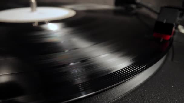 Pemutar rekaman dalam close-up - memainkan vinyl — Stok Video