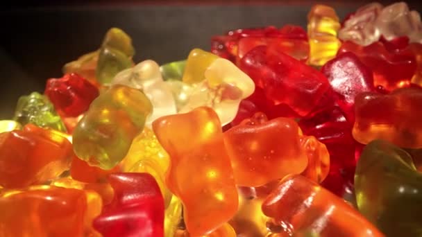 Macro uitzicht over kleurrijke Gummy beren of gelei baby 's — Stockvideo