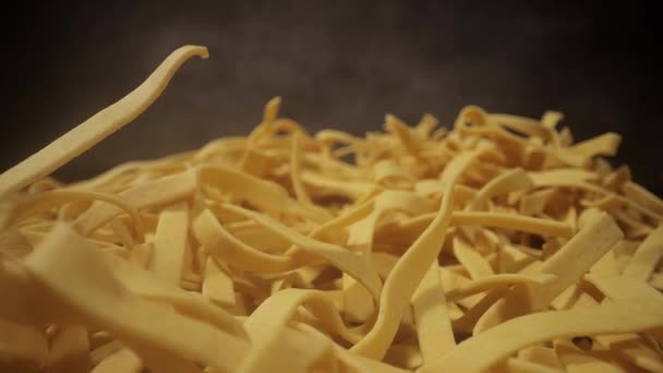 新鮮なパスタのビューを閉じます-調理する準備ができて — ストック動画