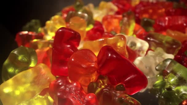 Makro utsikt över färgglada Gummi björnar eller gelé spädbarn — Stockvideo