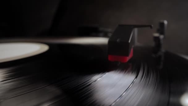 Record player in close-up - přehrávání vinylu — Stock video