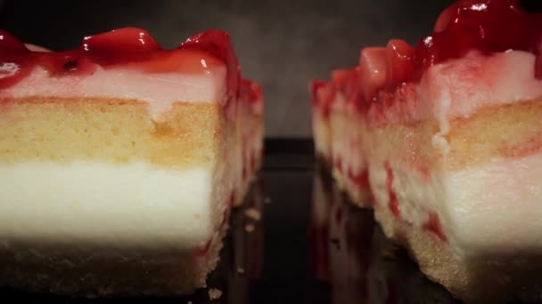 Fresh strawberry cake with cream in close-up — Stock Video