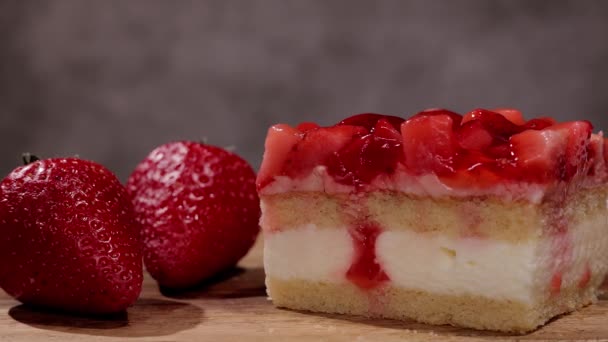 Torta di fragole fresca con crema in primo piano — Video Stock