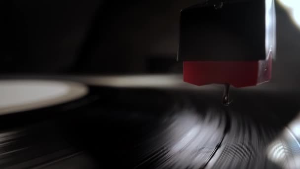 Record player in primo piano - suonare un vinile — Video Stock