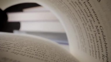 Ayrıntılı olarak kitap sayfalarında uçun