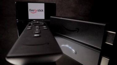 Amazon Fire TV Stick 4k yakın çekim videosu - FRANKFURT ŞEHRİ, GERMANY - 29 Mart 2021